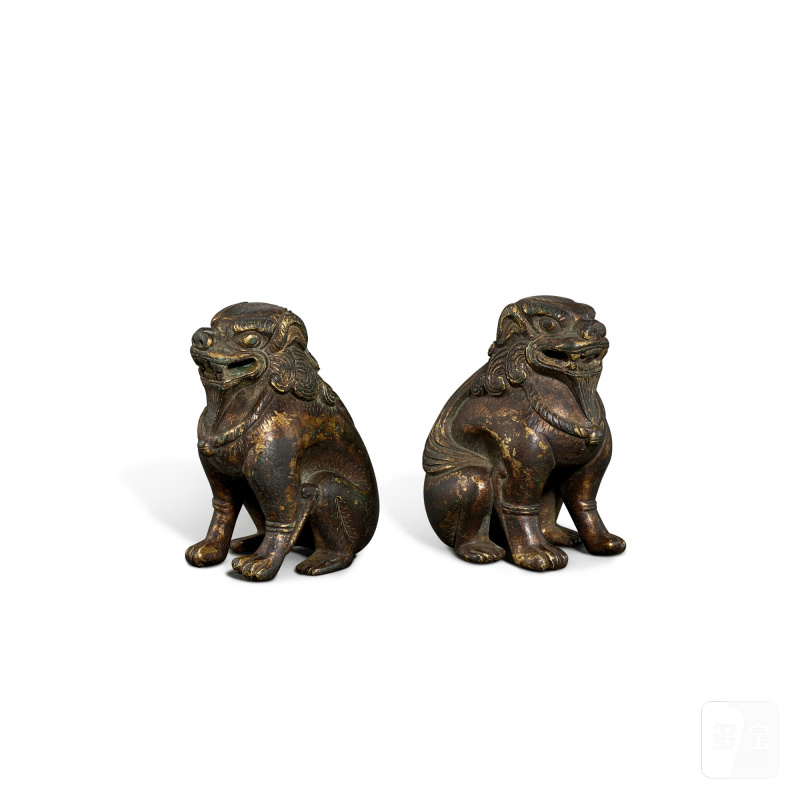 A pair of gilt-bronze seated Buddhist lions, Late Tang dynasty | 晚唐 銅鎏金坐獅一對 - 图2